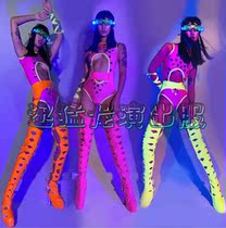 The Raptors acted out of the bar and acted out the nightclub sexy gogo dance and the atmosphere interacted with the wine.