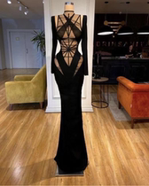 The Raptors acted out to the buyers to customize the nightclub sexy gogo dance and the atmosphere interacted with the wine.