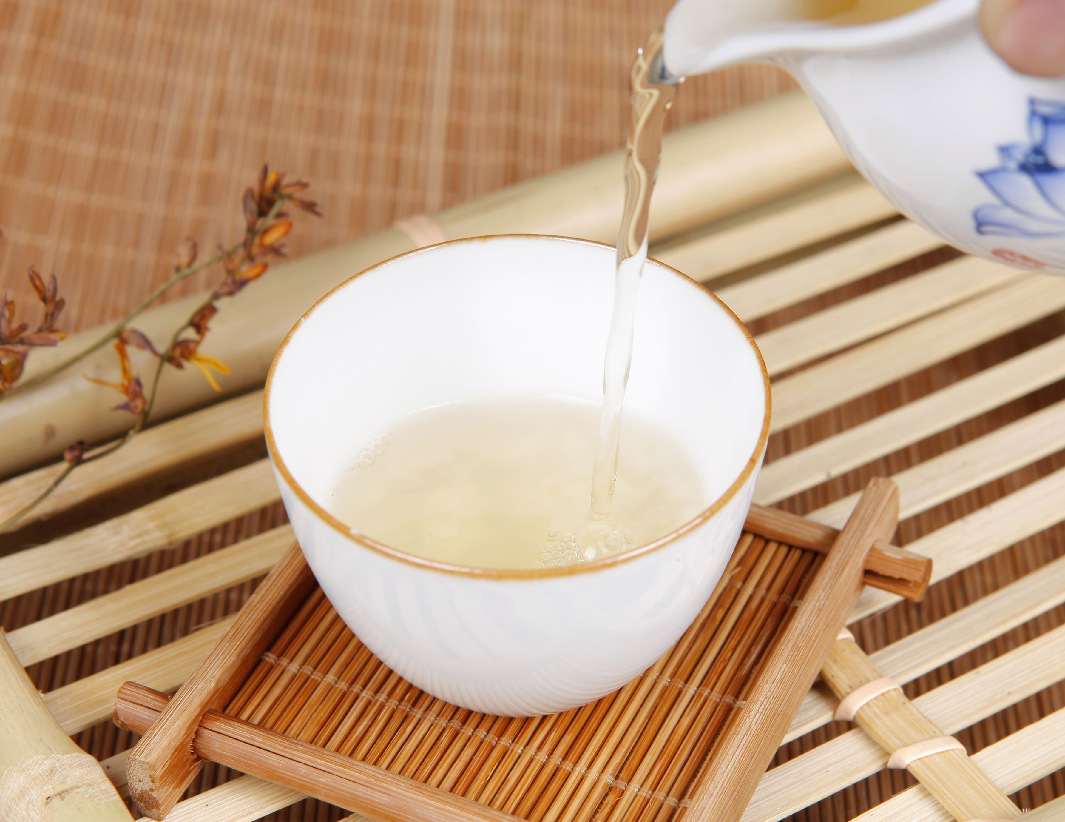爱打扮(www.idaban.cn)，秋燥来袭的午后，喝一杯白茶润润嗓2