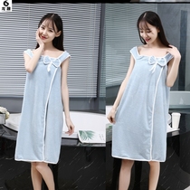Wrap a bust lady wrapped in thin pieces can bath and bath with clothes and bath towels worn after bathing