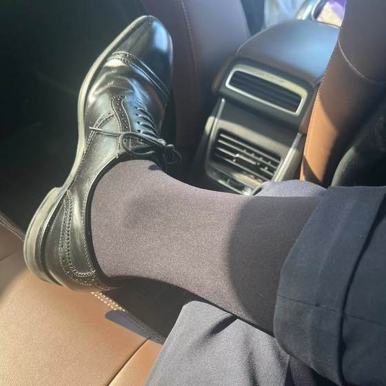 Men's matte plain stockings, suit socks, formal commuting mid-long leather shoes with work socks, sexy men
Men's matte plain stockings, suit socks, formal commuting mid-long leather shoes with work socks, sexy men