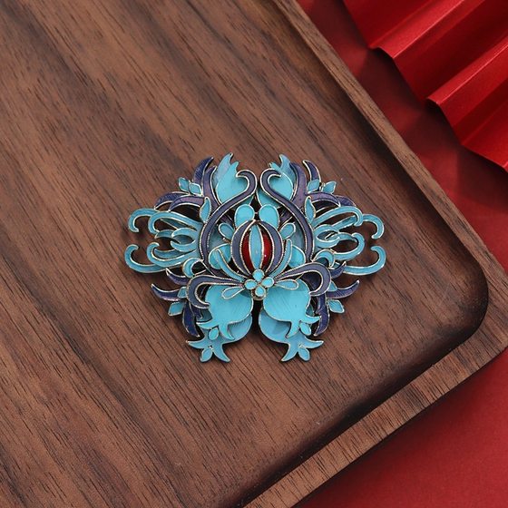 Central Palace Cloisonne dot green brooch retro temperament cheongsam coat corsage pin high-end accessories for women
Central Palace Cloisonne dot green brooch retro temperament cheongsam coat corsage pin high-end accessories for women