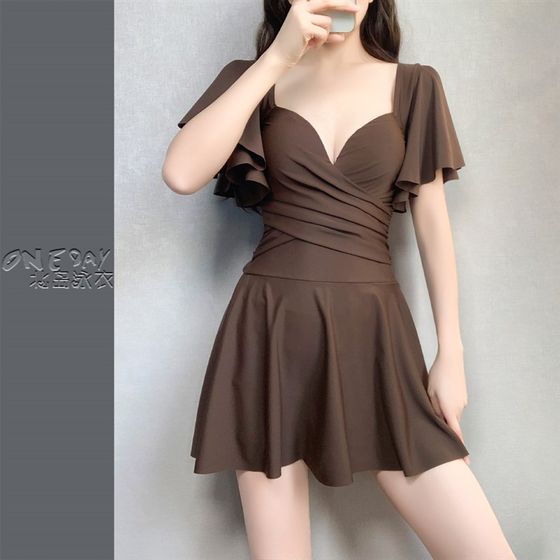 One-piece swimsuit women 2024 new hot v conservative skirt style covers belly and makes them look slim and small breasts gathered to soak in hot spring swimsuit
One-piece swimsuit women 2024 new hot v conservative skirt style covers belly and makes them look slim and small breasts gathered to soak in hot spring swimsuit