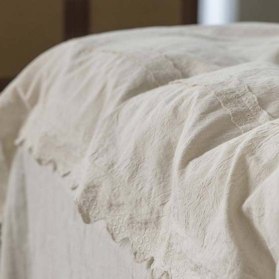 Retro light French cotton linen four-piece set sweet lace embroidered quilt cover Japanese solid color linen bedding set
Retro light French cotton linen four-piece set sweet lace embroidered quilt cover Japanese solid color linen bedding set