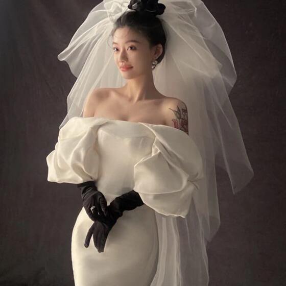 결혼 한 멀티 레이어 푸른 베일 신부 시선 사진 흰색 미드 길이 스튜디오 오목한 액세서리 촬영 단단하고 세련된 결혼 한 멀티 레이어 푸른 베일 신부 시선 사진 흰색 미드 길이 스튜디오 오목한 액세서리 촬영 단단하고 세련된