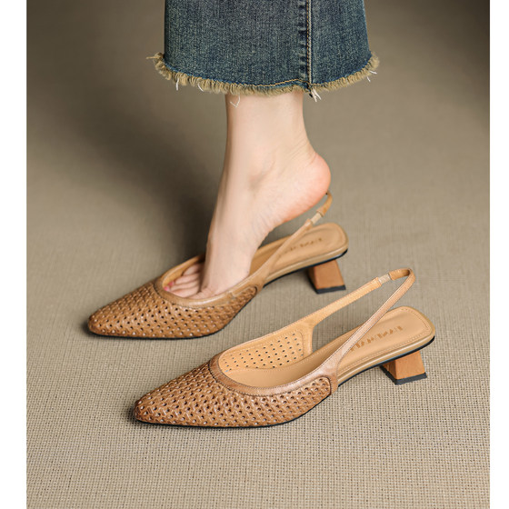 Kmeizu looks slim ~ 4.5cm thick heel sandals for women summer hole hollow woven small square head medium heel short shoes
Kmeizu looks slim ~ 4.5cm thick heel sandals for women summer hole hollow woven small square head medium heel short shoes