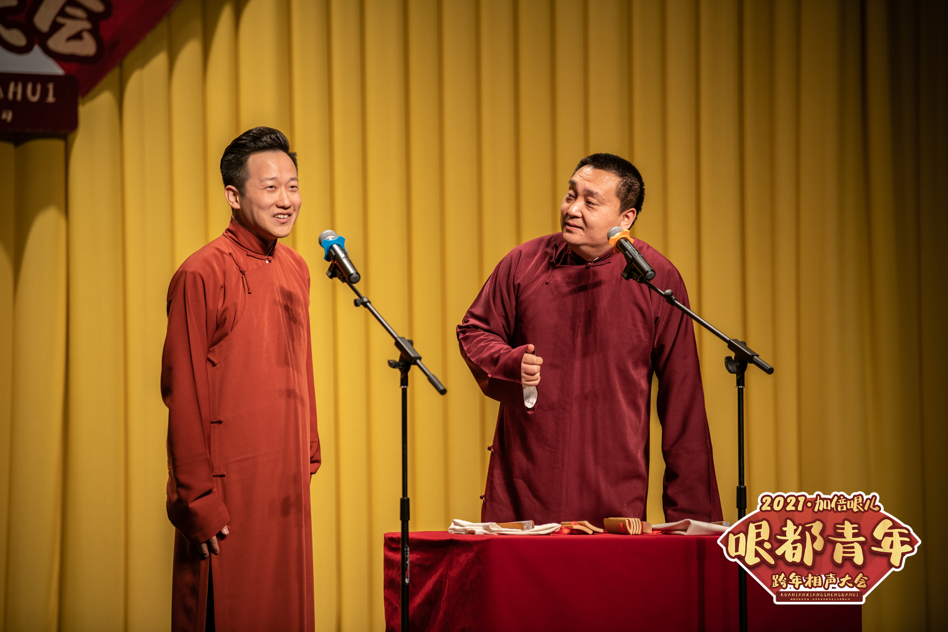 喜爱曲艺艺术,尤酷爱相声,在表演传统相声节目的同时也更紧贴时代脉搏