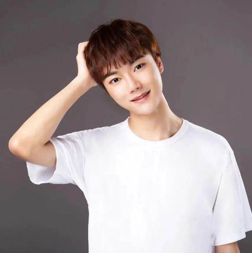 余志杰:青年演员,编剧.上海市朗诵协会会员.