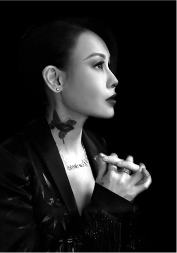 罗琦自1991年加入指南针乐队,也是活跃至今的一位摇滚女唱将,在摇滚