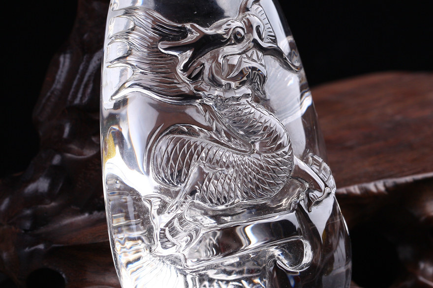 天然全净白水晶雕刻龙把玩重260.12克 生意兴隆