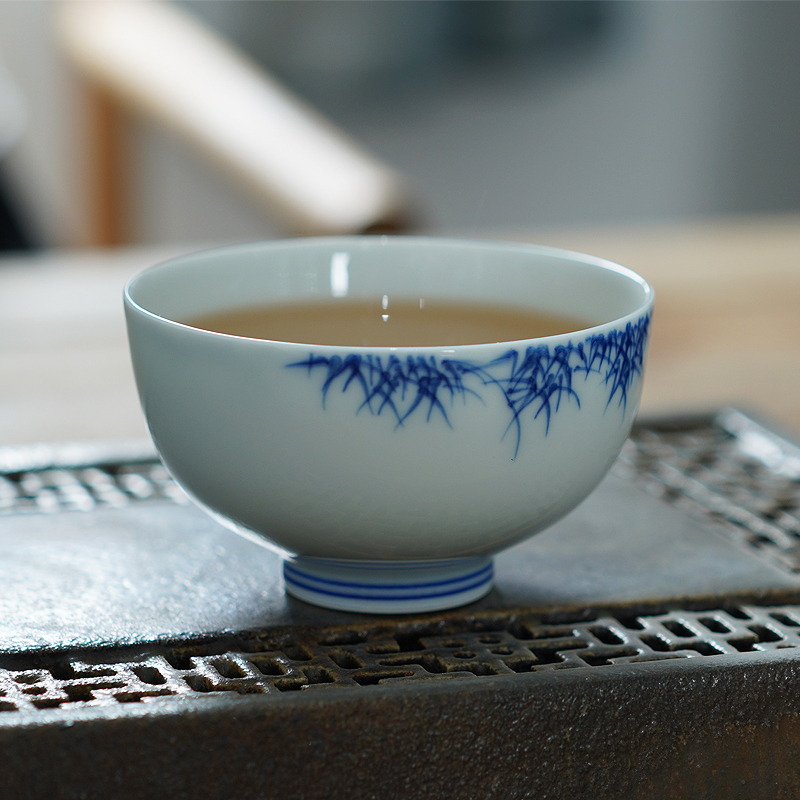 Hand - made kung fu tea cups of blue and white porcelain of jingdezhen ceramic checking bamboo large single CPU master cup sample tea cup