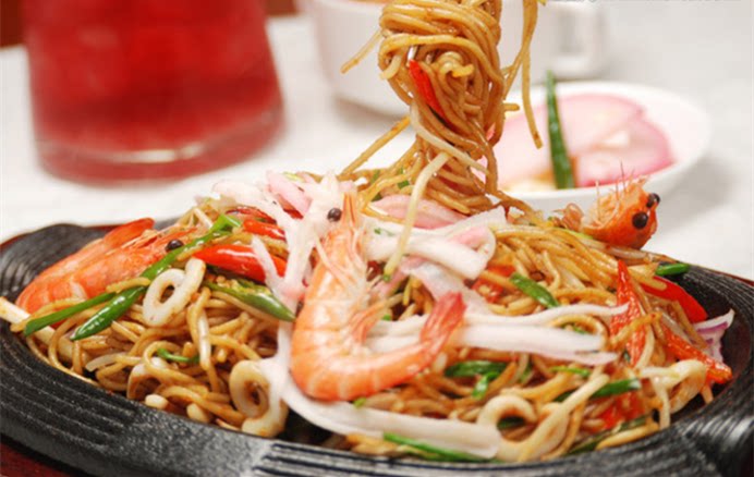 泰式炒面 泰式炒面是一种口感比较湿润的面条,可以选择宽面和窄面两种