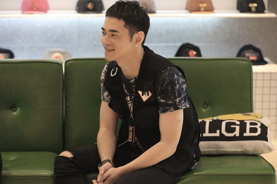 的,我记得返校的时候我穿了一条红色的牛仔裤,那个时候所有同学都笑我