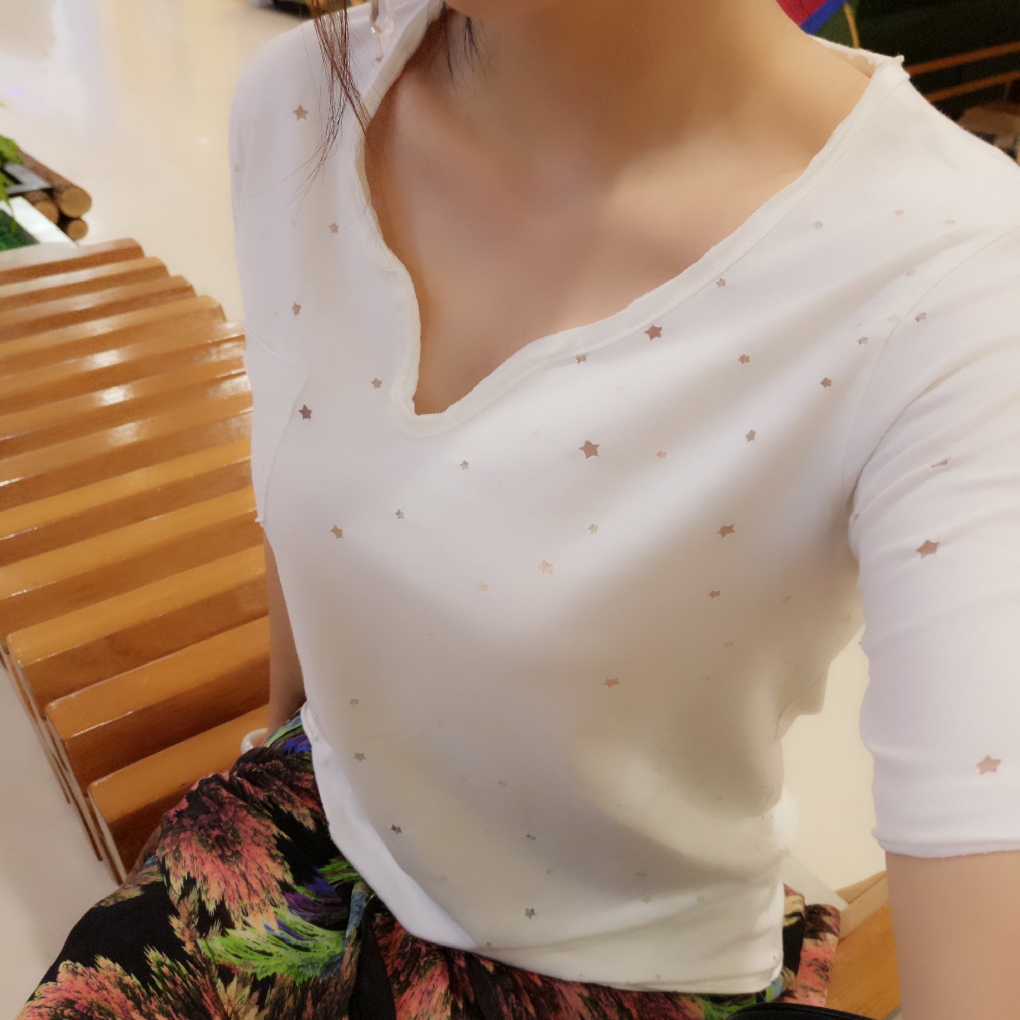 韩国东大门新品 春夏新款 小v领镂空破洞短袖 t恤_7折现价157元