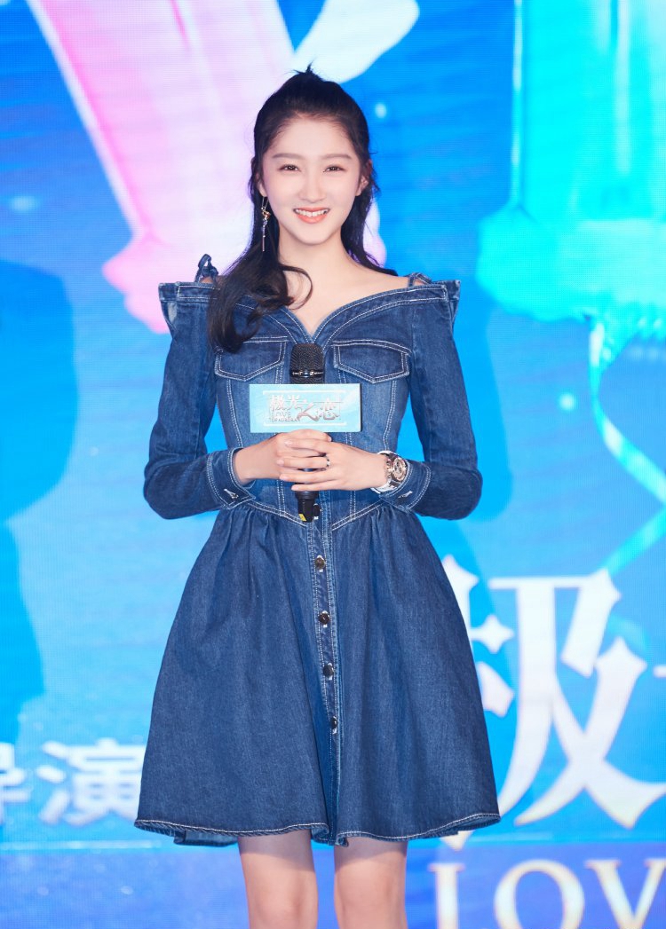 825 极光之恋关晓彤明星同款韩版2018春秋连衣裙牛仔吊带漏肩裙