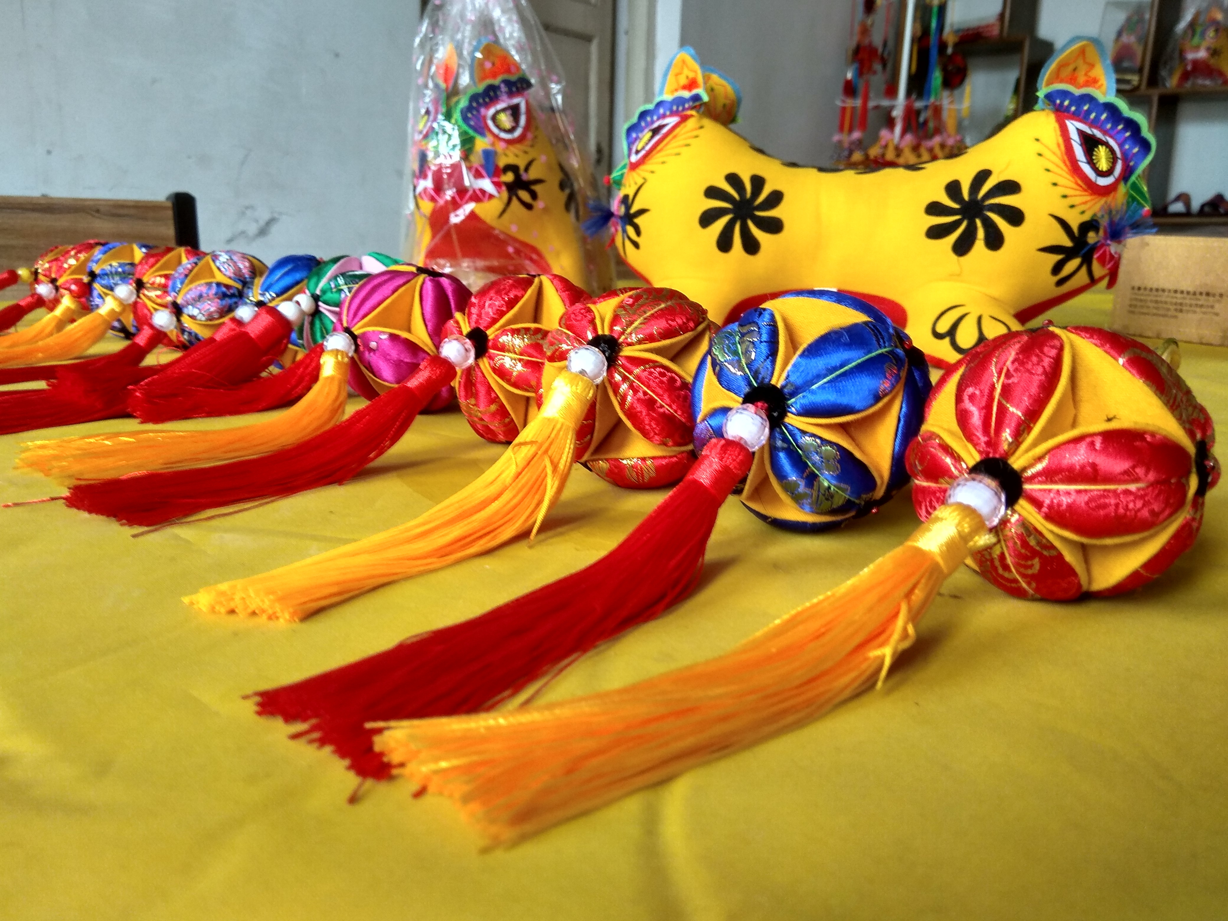 民间手工艺布老虎纯手工刺绣黎侯虎宝宝满月小老虎绣球香包挂件