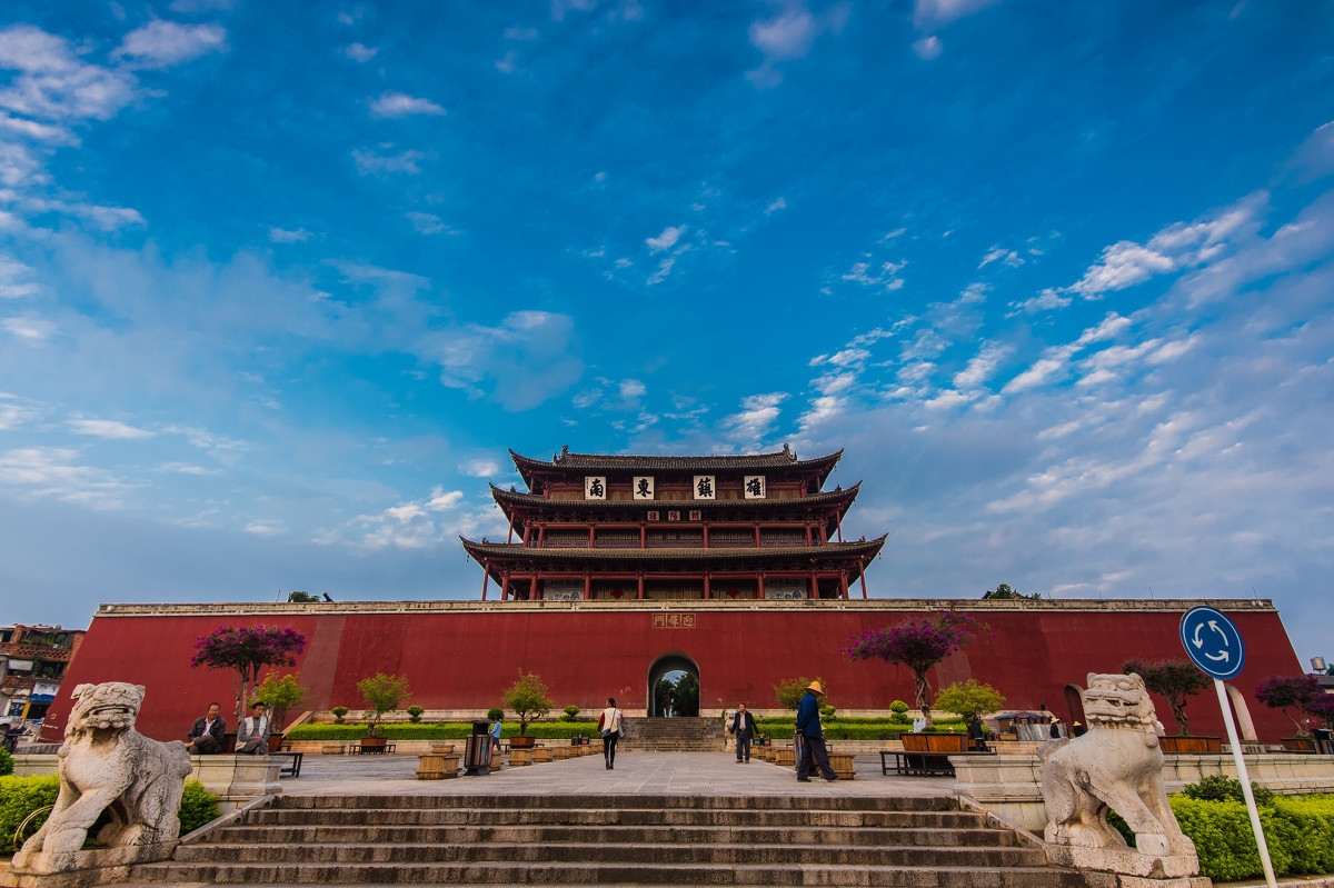 朝阳楼是建水东门城楼,始建于明朝洪武年间,至今六百余年,据说比