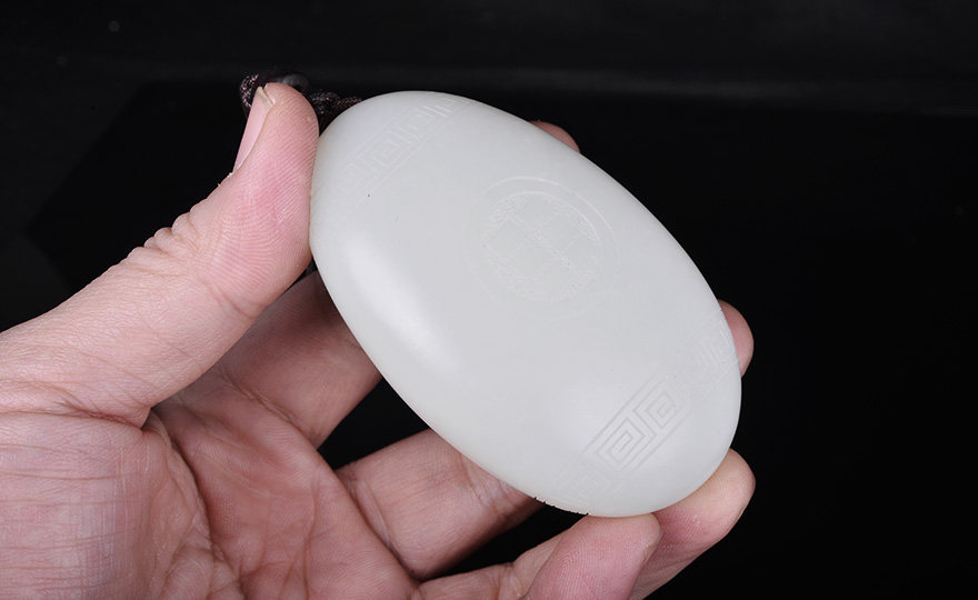 国家级玉雕大师刘国皓作品 和田玉 手握乾坤雕件 186g