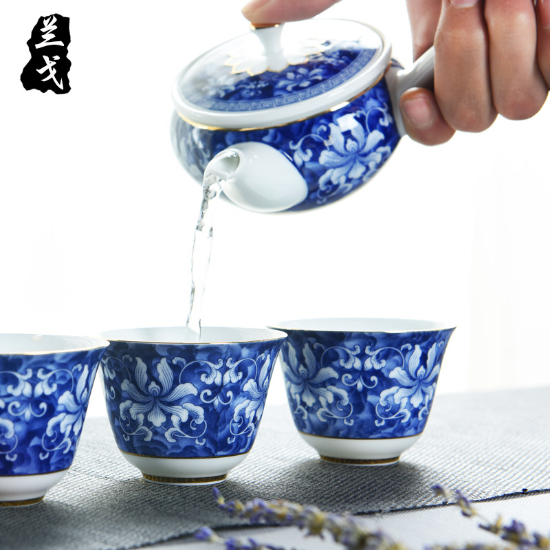Having a complete set of white porcelain kung fu tea set the lid to use side of blue and white porcelain cup gift set gift boxes