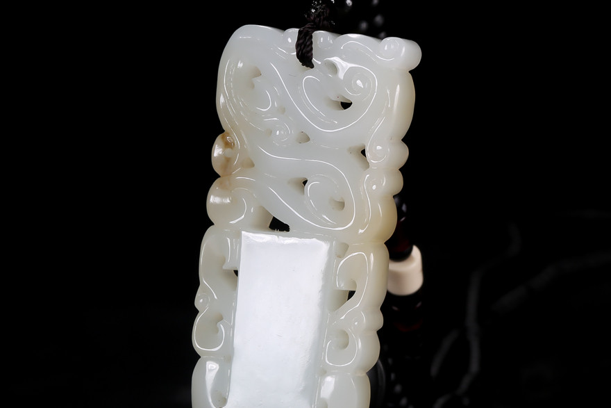 和田玉糖羊脂玉府上有龙挂件48.6629克