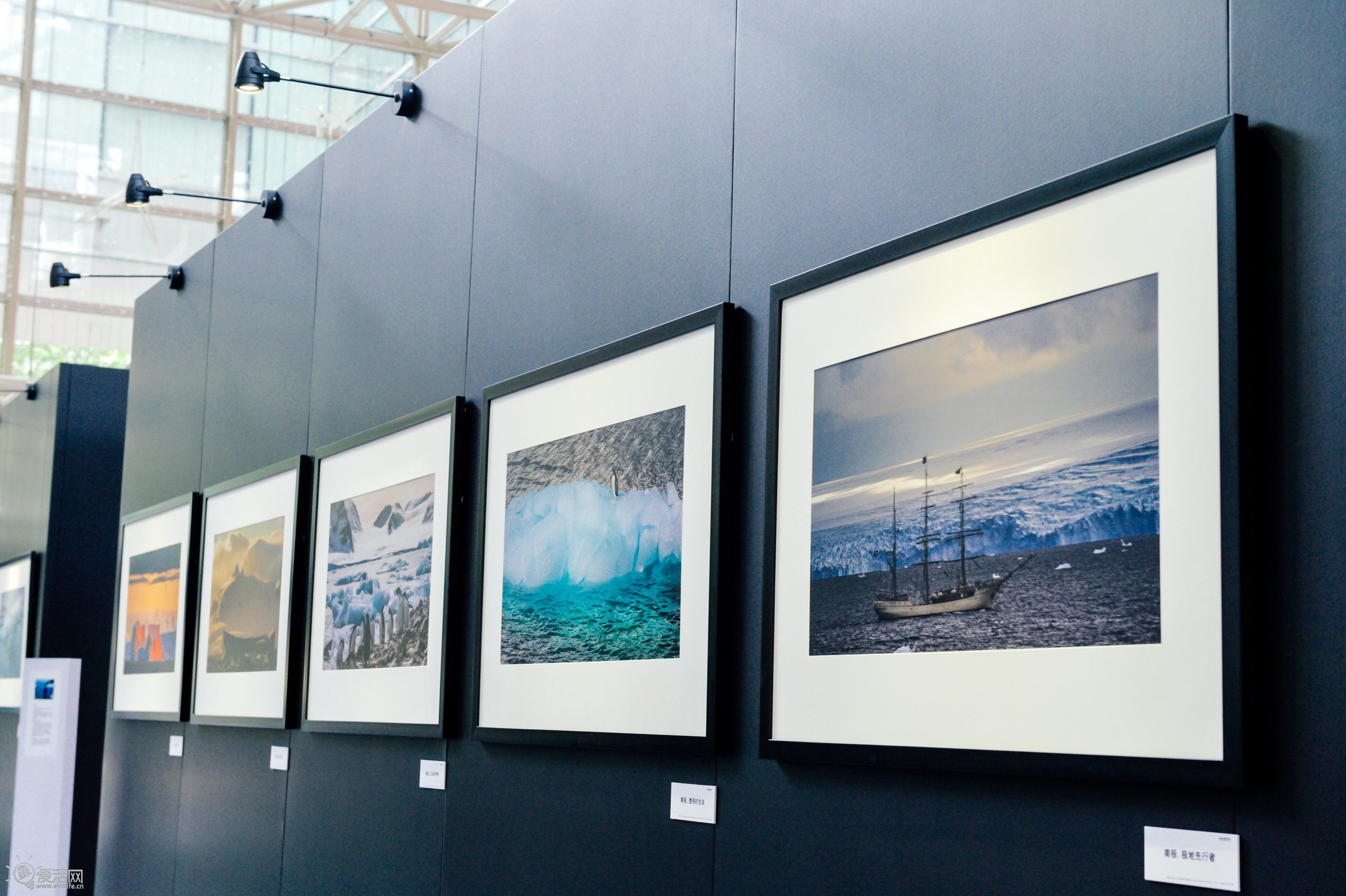 个普通的电子相框来看: 屏幕小,画质差,功能弱,播放效果总是不如人意