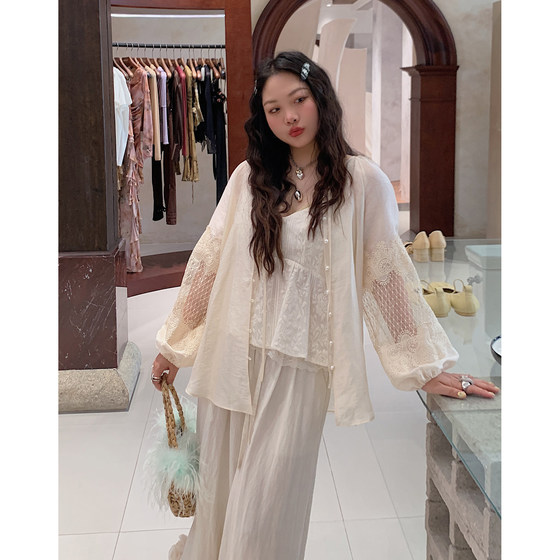 Gold large lace spliced shirt jacket for women in summer 2025 new light luxury high-end long-sleeved thin top
Gold large lace spliced shirt jacket for women in summer 2025 new light luxury high-end long-sleeved thin top