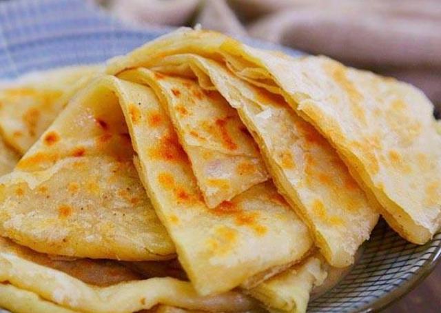 烙饼就是北方人最常见的主食之一,饭店里少了米饭没关系,烙饼一定少不