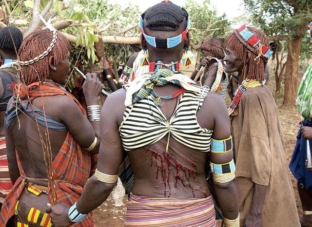 这里所有女人成年时都要被鞭打,打得越狠越容易嫁出去