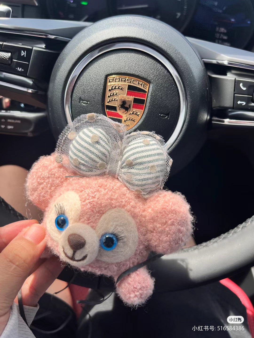 Porsche decorated with pink tender Shirley Meidafi-Taobao