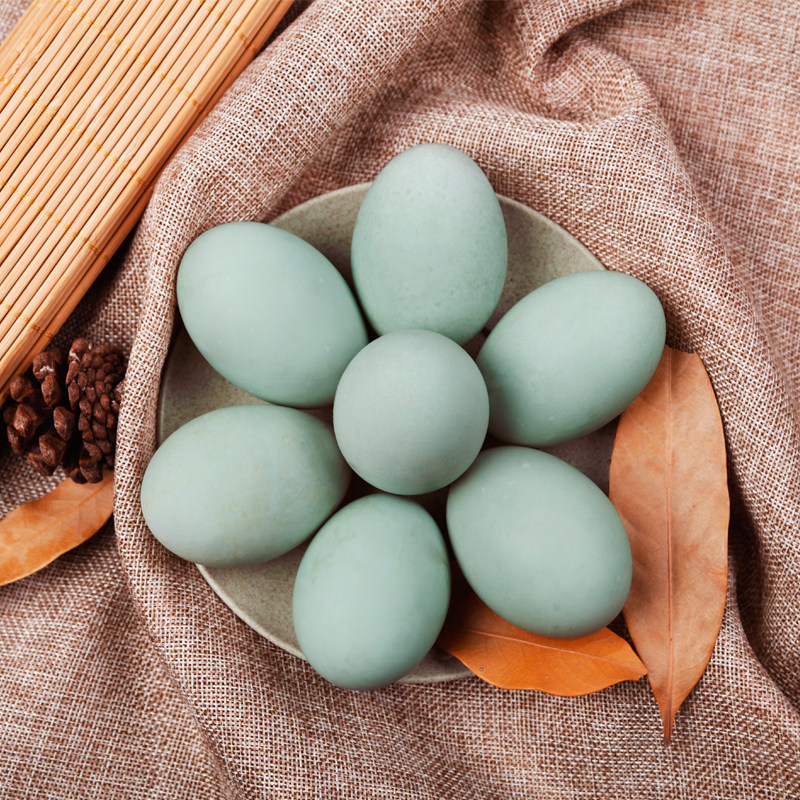 2,鸭蛋以绿壳的为佳,研究表明,绿壳鸭蛋所含营养比白壳的要多,这也和