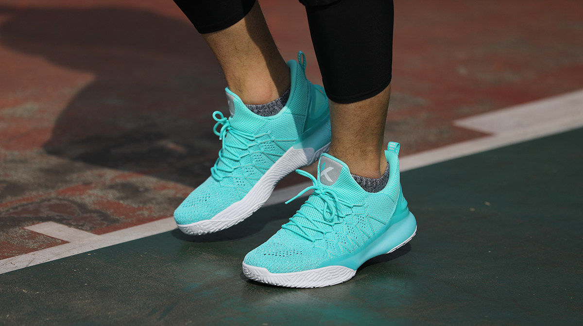 轻骑兵鞋面采用的是一体织编织鞋面,前掌,帮面和鞋舌均有众多的透气