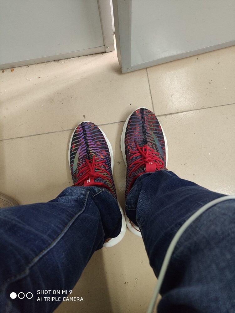 超轻炫酷变色跑步鞋男好不好用，入手后7天来评价_搜券