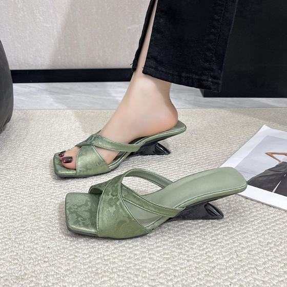 New Chinese style special-shaped wedge open-toed sandals for women in summer niche design square-toe high-heeled flip-flops
New Chinese style special-shaped wedge open-toed sandals for women in summer niche design square-toe high-heeled flip-flops