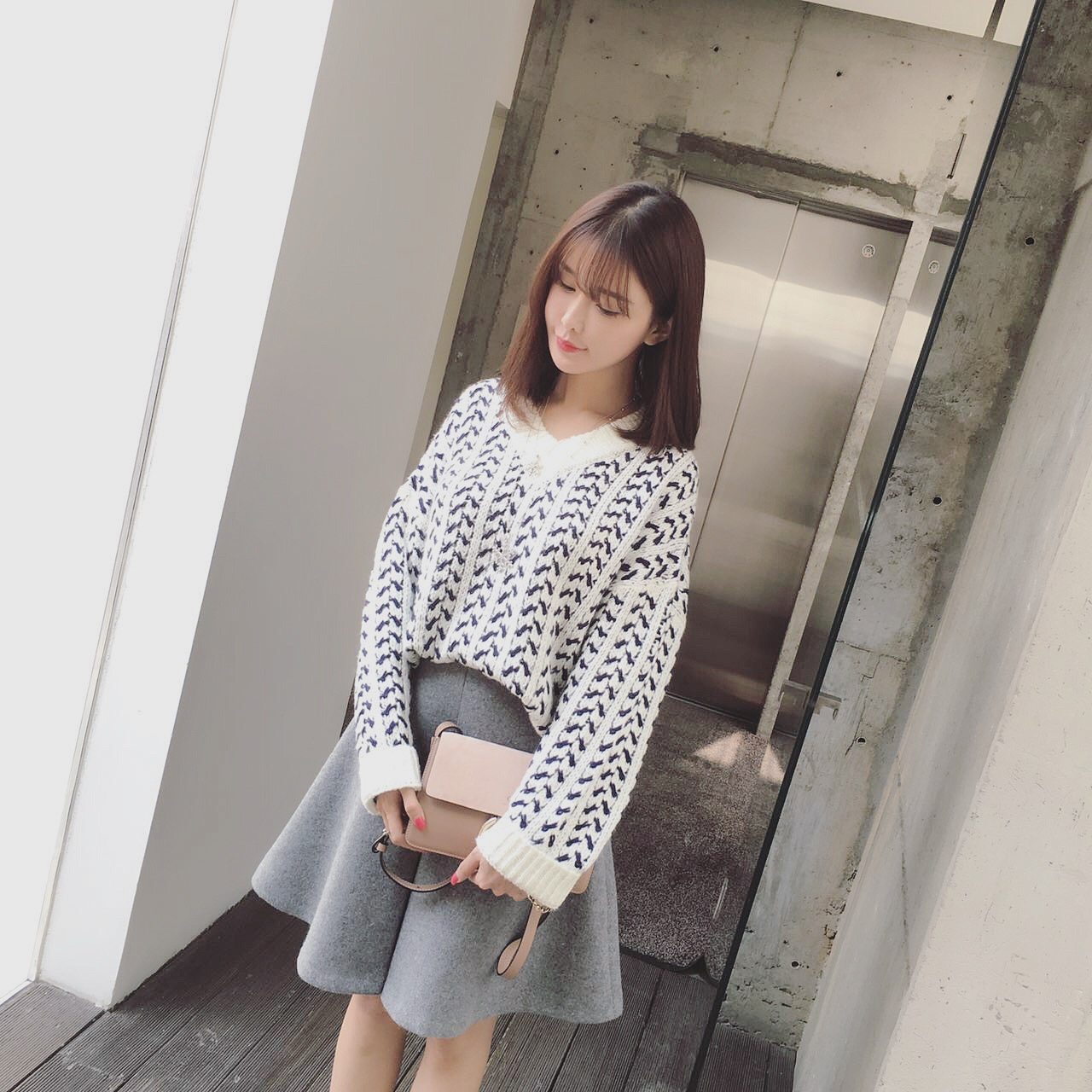 fancystyle 休闲风双色编织v领知性宽松毛衣 agm61056