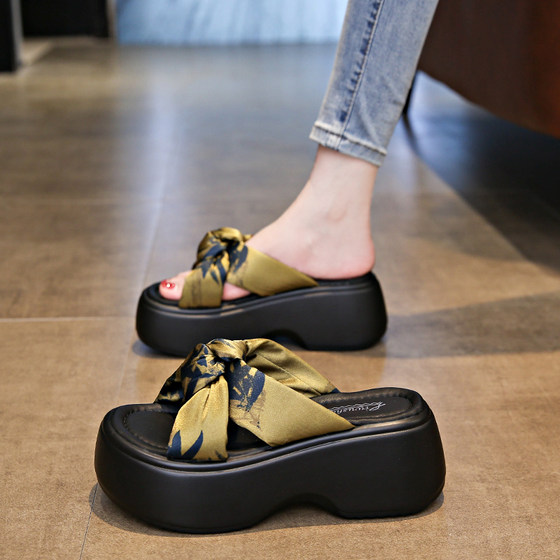 Thick-soled heightened sandals for women in summer wear 2025 new women's sponge cake flip flops sandals with skirt beach shoes
Thick-soled heightened sandals for women in summer wear 2025 new women's sponge cake flip flops sandals with skirt beach shoes