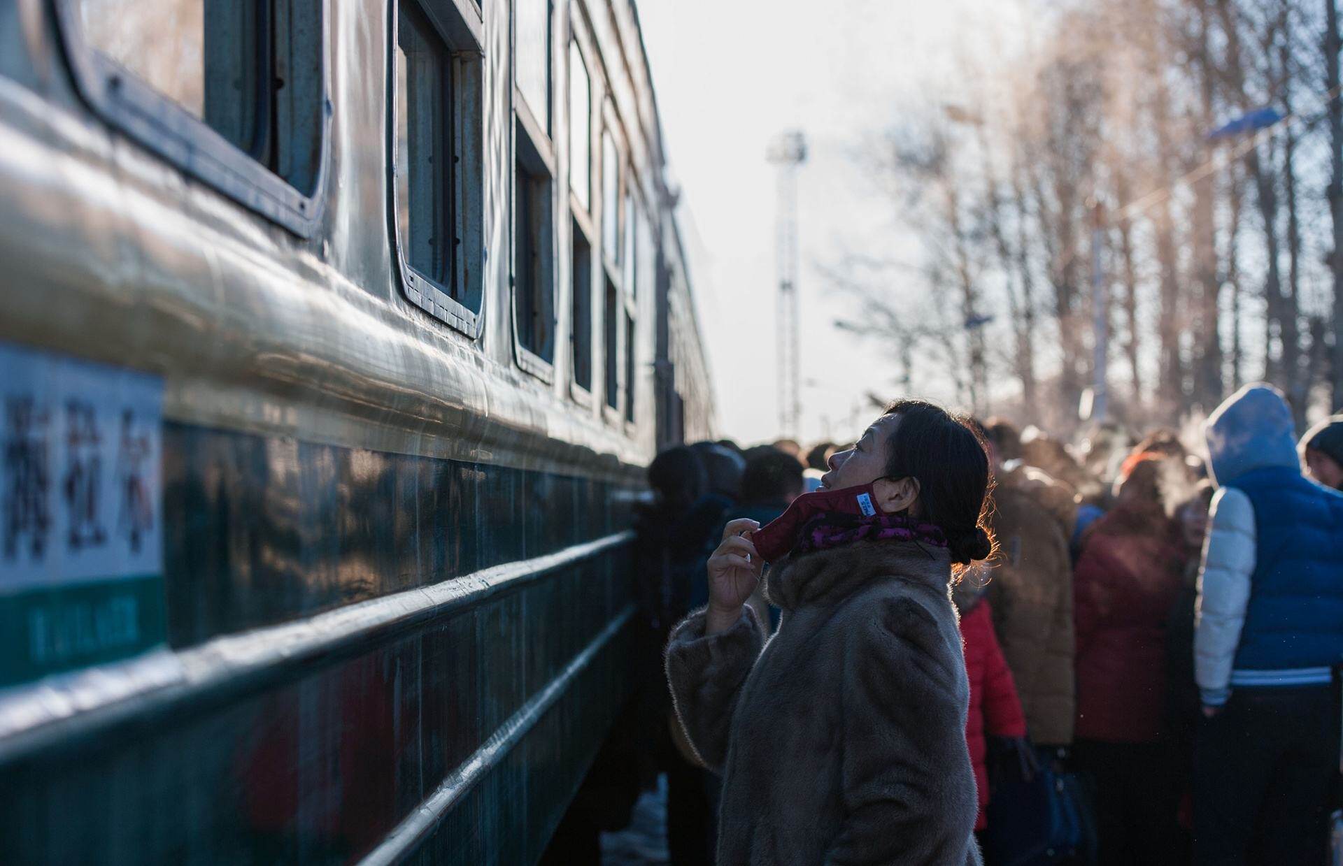 在外打拼的游子们踏上了归家的路程,他们满怀着一腔思念,期盼着与家人