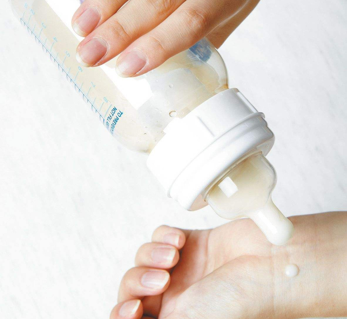 许多家长或是为了杀菌,或是为了速溶,经常会选用开水来冲奶粉,其实