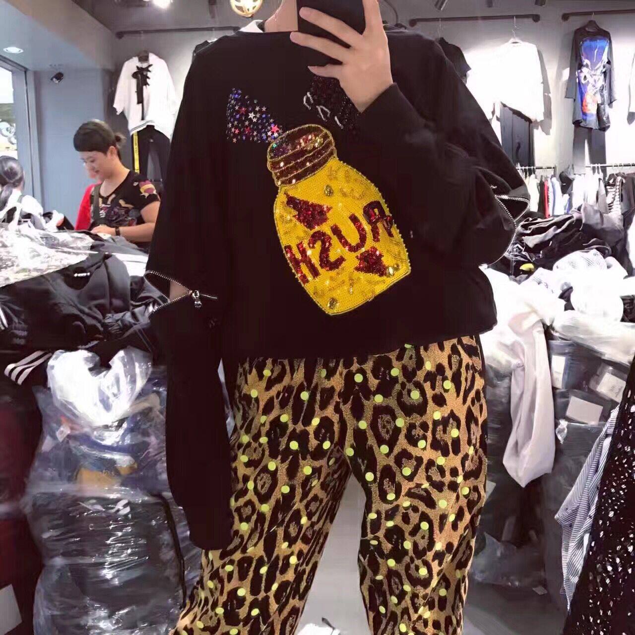 欧洲站 2017 gg潮牌 春夏新款 瓶子图案字母亮片袖拉链镂空卫衣女_不