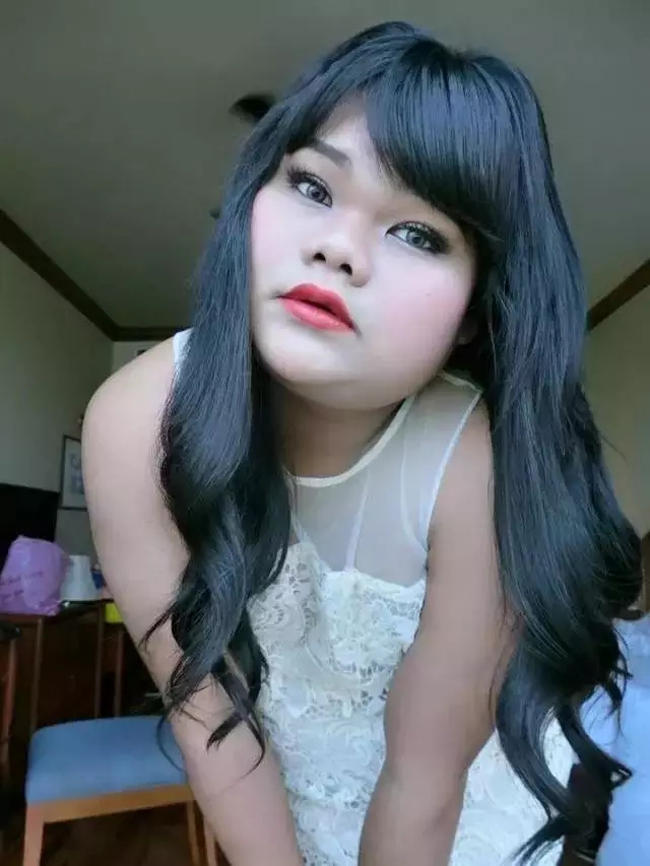 你看看下面这个妹纸,是不是长得还没你好看,也没有什么身材可言,凳乔