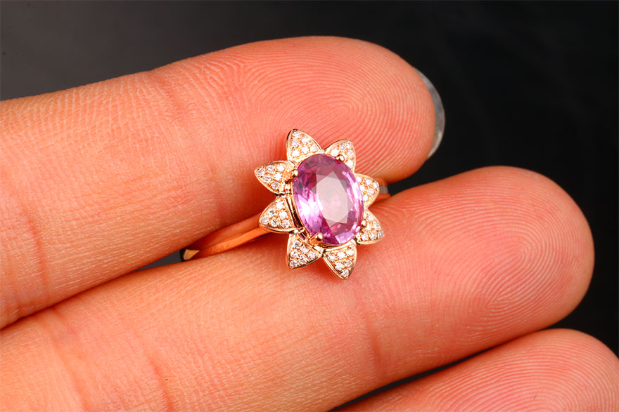 18k金镶嵌粉色蓝宝石戒指 26228