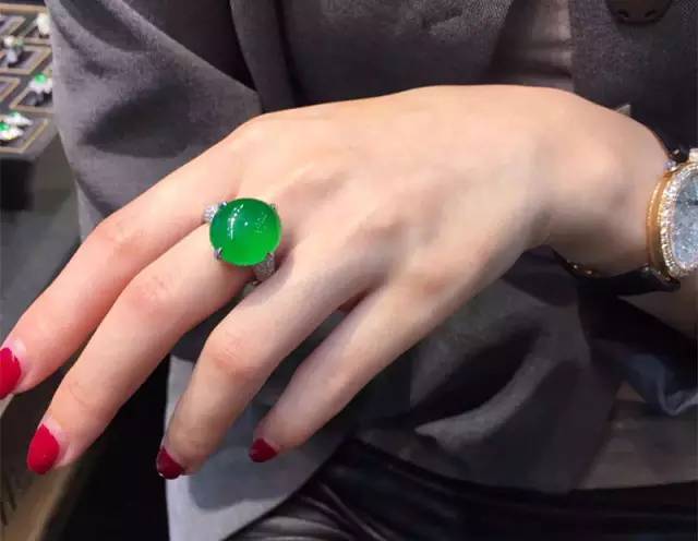 这些场合佩戴翡翠要注意了!