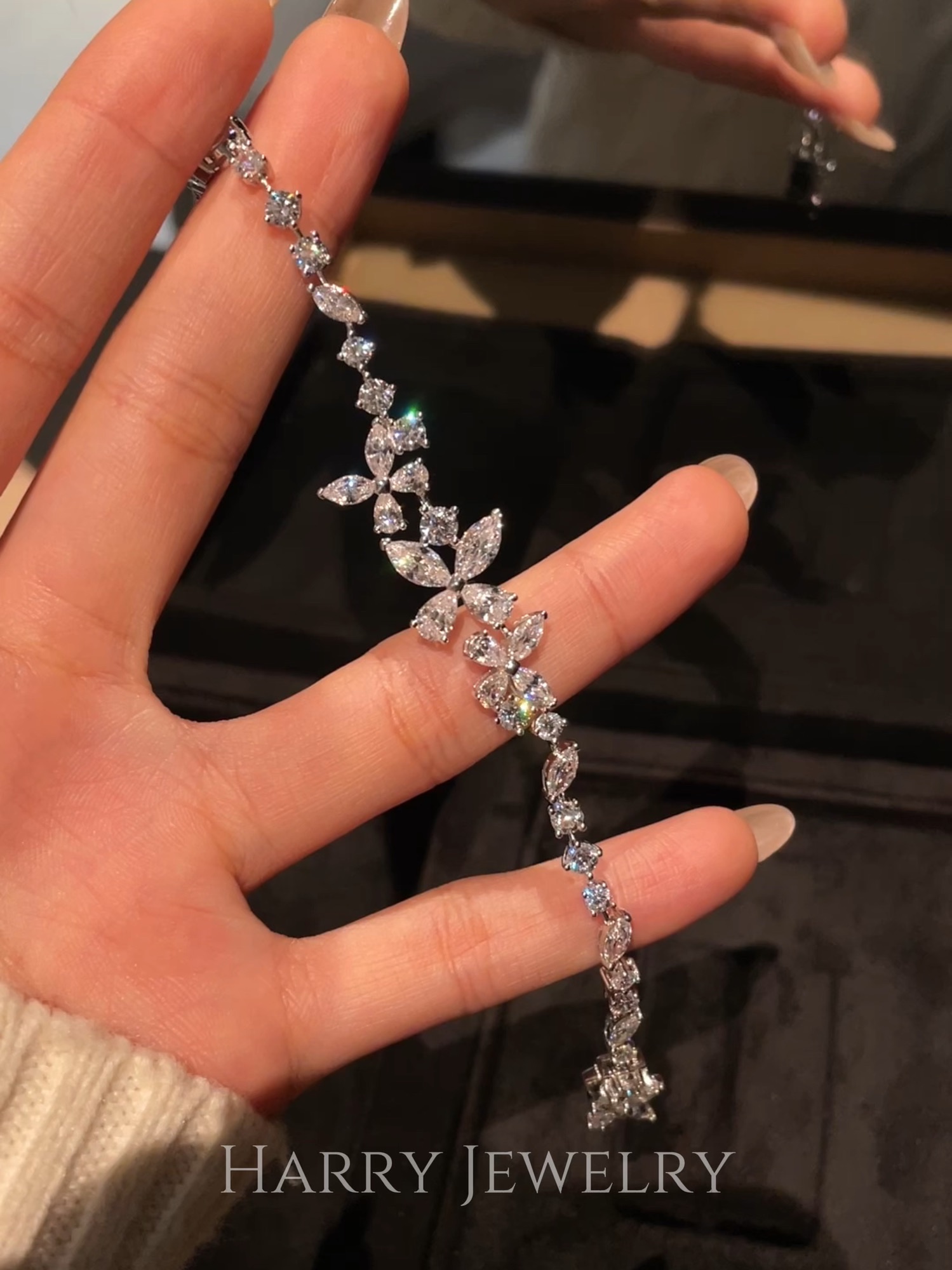 为何富家千金都偏爱蝴蝶手链。