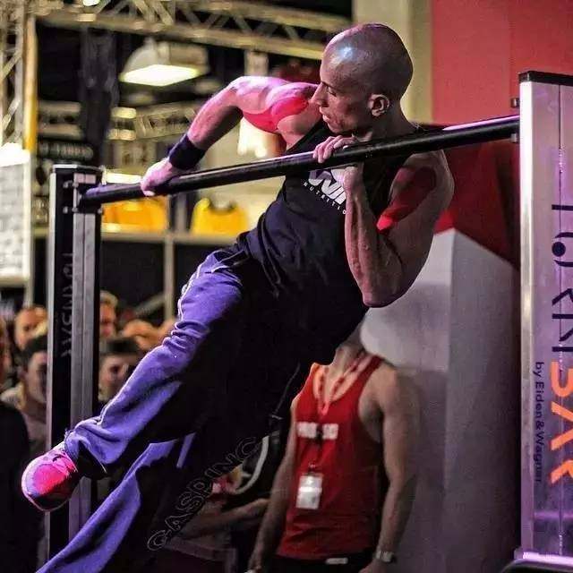 frank在全球范围内享有广泛的知名度,因为他平时锻炼几乎全靠自身