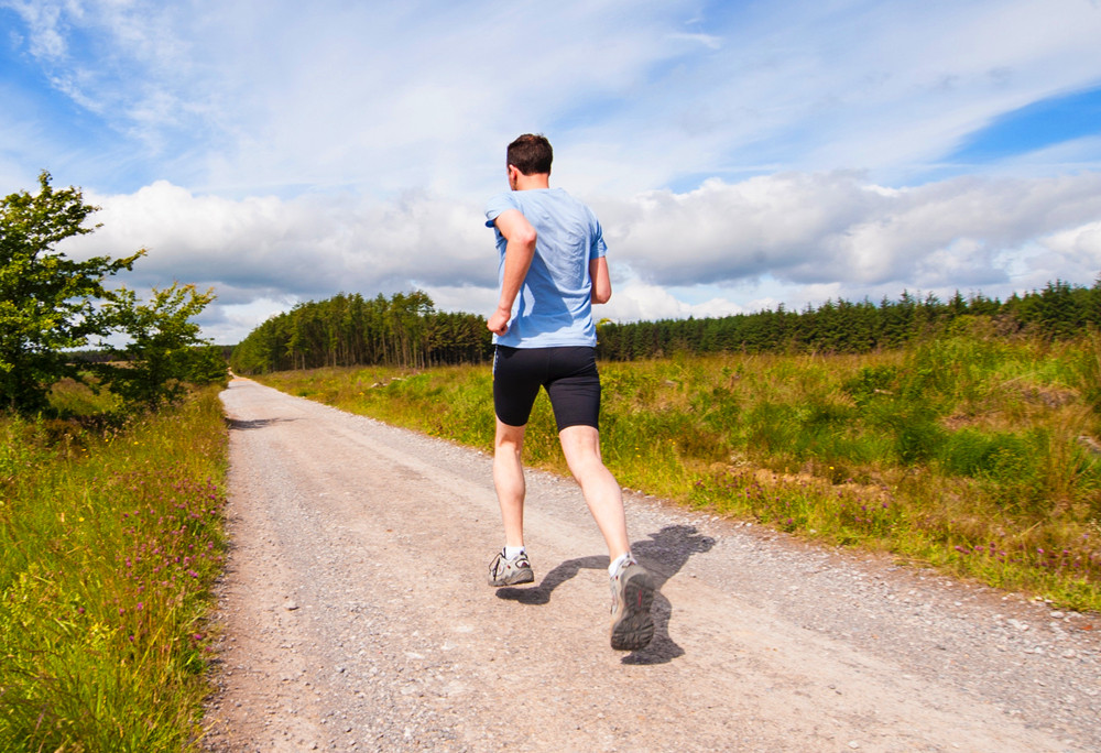 跑步运动伴侣,这些装备适合年轻人