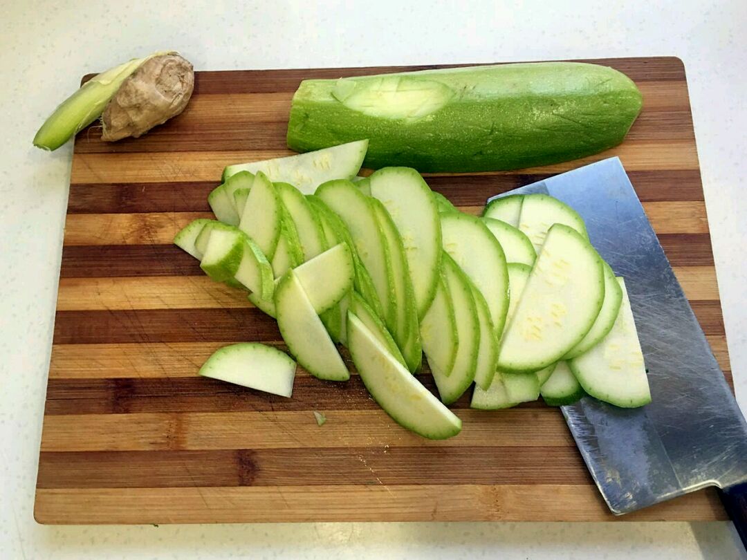 主料:白瓜,胡萝卜,鲜虾 辅料:大葱,姜,蒜,水淀粉,盐,味素 1.