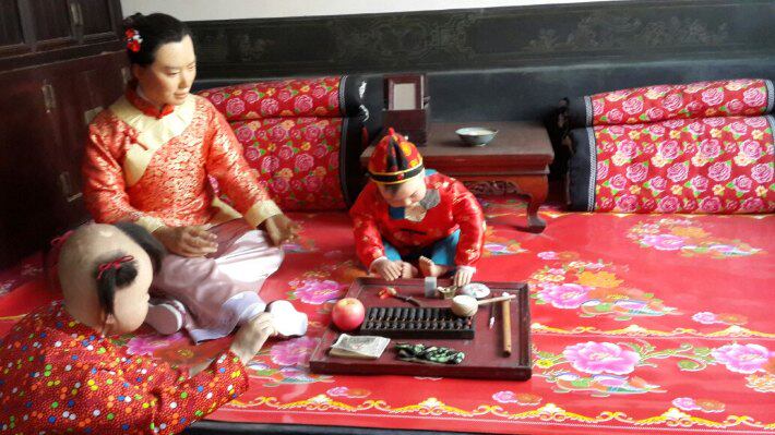 小朋友,穿戴虎头来抓周