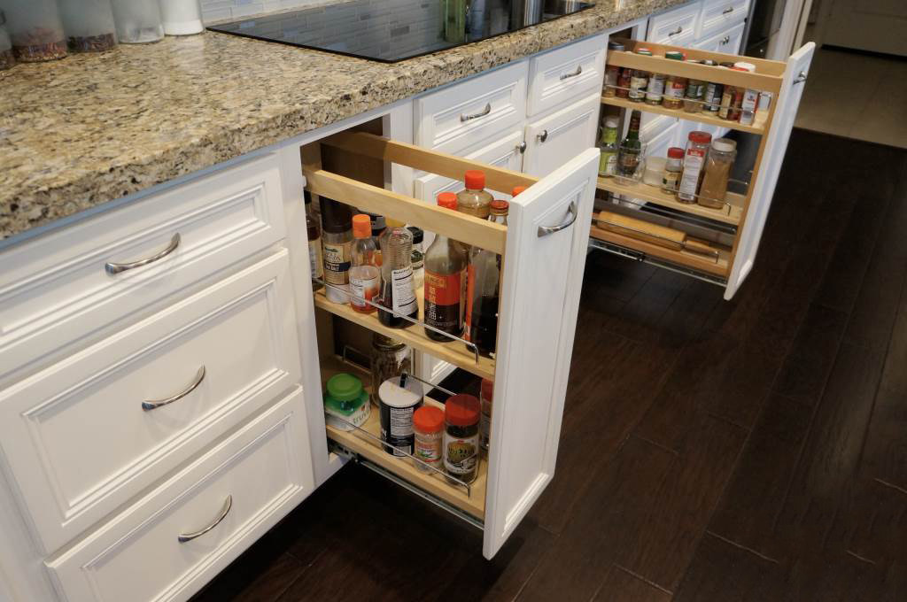 把抽屉分成多个不同的区域或格子,用来分别存放小件的厨房用具.