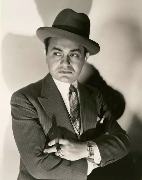 帮派,后者一心想找个女朋友继续跳舞,志向天差地别(图为[小凯撒]海报)