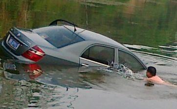 爱打扮(www.idaban.cn)，汽车沉水中，车内有个强大的逃生功能4