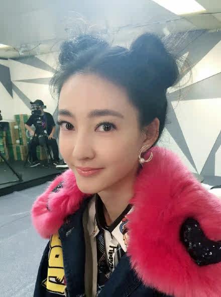 这个发型半数女星都梳过,你敢不敢试试?图2